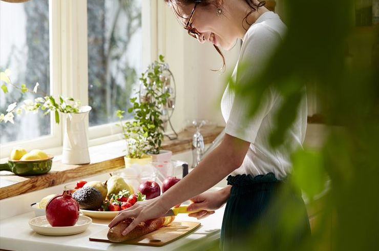 料理をする女性