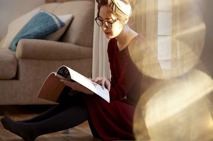 本を読む女性