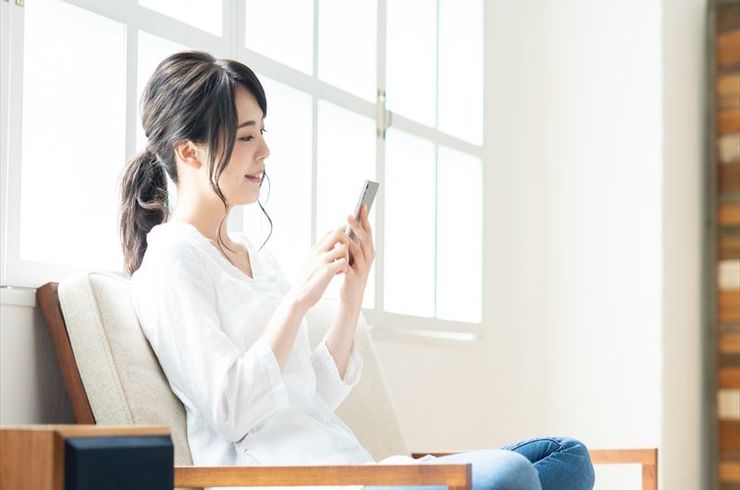 スマホを触る女性
